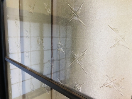 レトロなガラス戸。趣を随所に感じられます