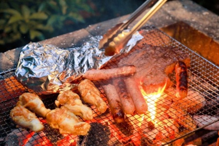 お庭に備えつけレンガコンロでBBQ