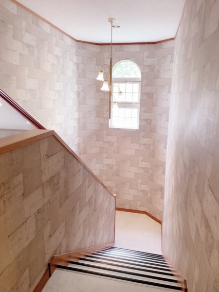 ２F寝室までの階段