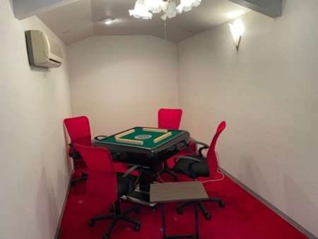 マージャンルーム　防音設備完備