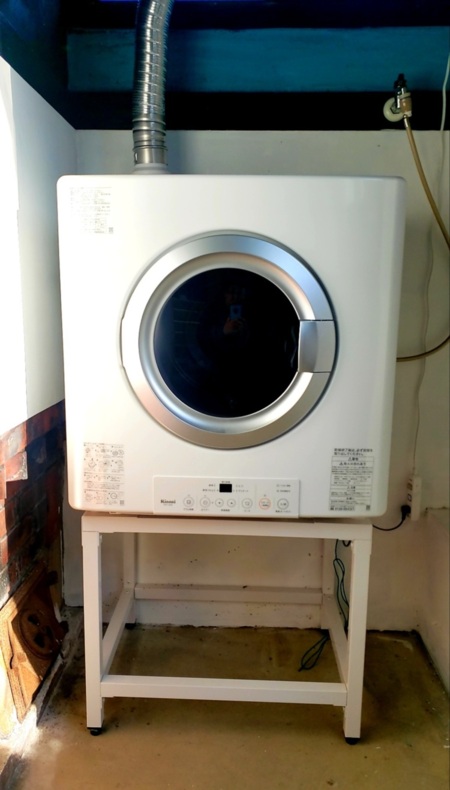 無料洗濯機と無料ガス衣類乾燥機あります。