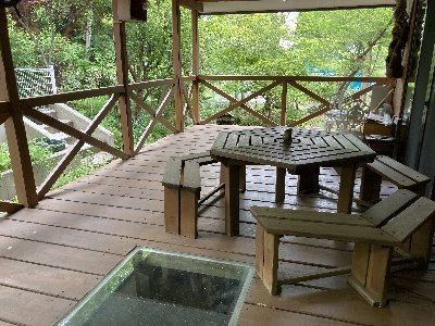 テラスの下を小川が流れています