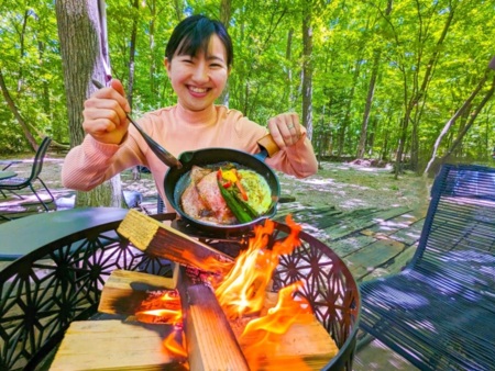 2階の洋室。白を基調とし明るくシンプルに