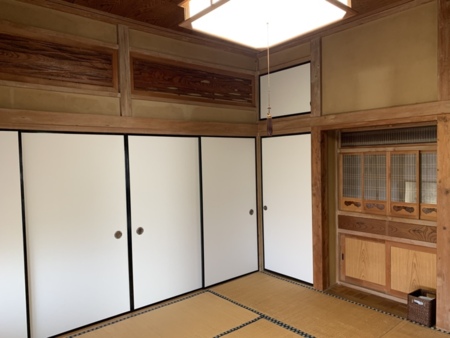 波モチーフの欄間どこか懐かしい日本家屋