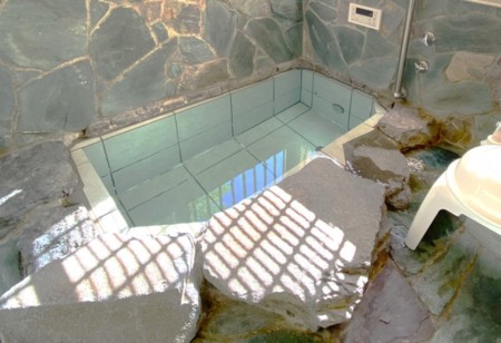 内湯は岩風呂です