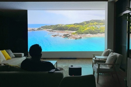 180インチのシアターサイズで上映