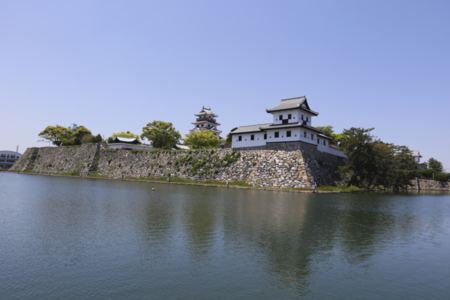 徒歩10分の今治城