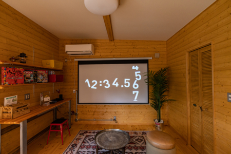 フリースペースにはプロジェクター完備