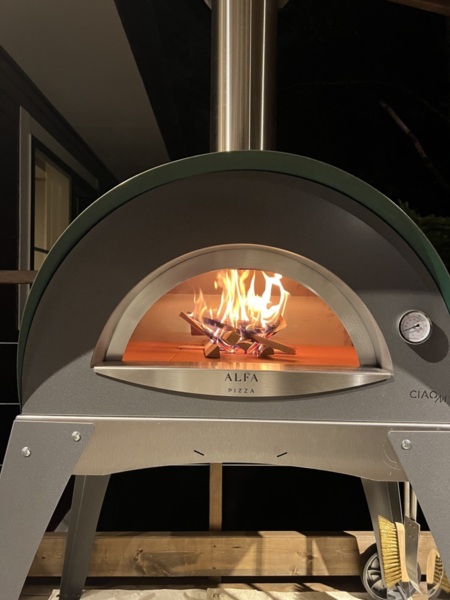 薪で焼く本場イタリア製のピザ窯