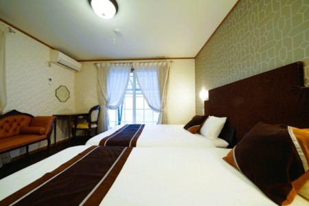 寝室は2つ洋室にはダブル＆シングルベッド/新宿坂上ハウス