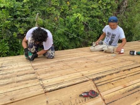 みんな夢中になって小屋作り（イベント）