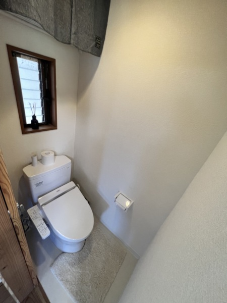 綺麗なトイレは中と外に１つずつあります