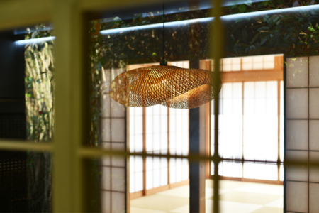 入り口を覗くとモダンな灯りがお迎えです