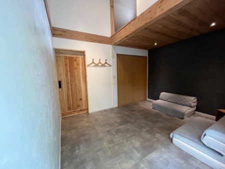寝室は杉の板、白とグレーの漆喰