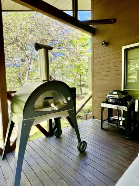 本場イタリア製のピザ窯と最新BBQコンロ