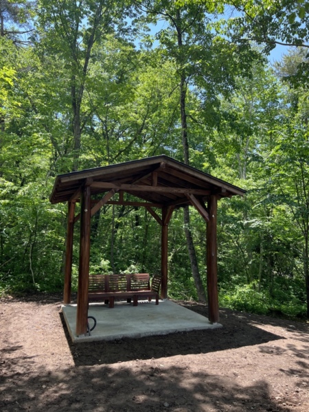 虫の音や鳥の囀りが心地よい東屋