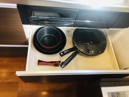 キッチンに収納されたフライパン