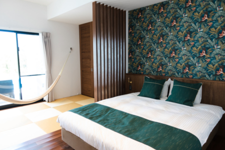 和洋室のクイーンベッド