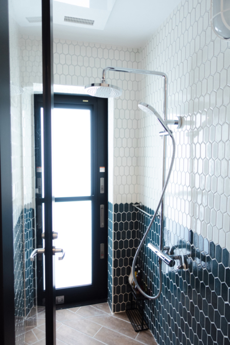 １階にはプールから直接入れるシャワールー