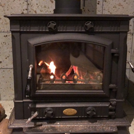 暖炉の薪くべ。冬の楽しみです♪