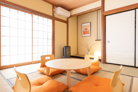 和室寝室 / 丸テーブルと座椅子