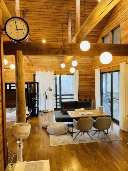 天井高6mの開放的な空間の広々ログハウス