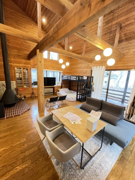 2F対面キッチン、大型冷蔵庫など設備充実