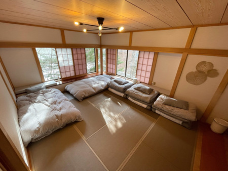 1F 12畳の広々和室はベッド×2あり