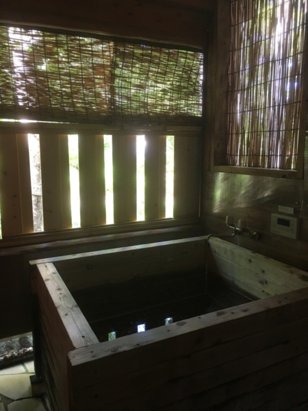 檜露天風呂ゆったり湯浴みどうぞ・・