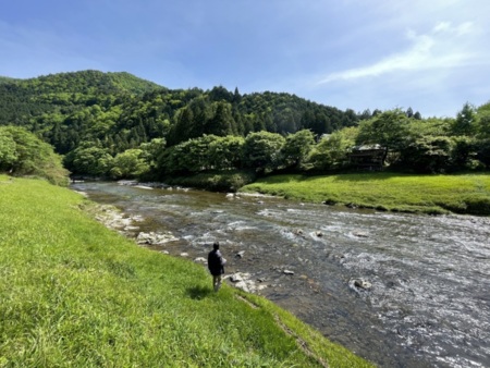 目の前に美しい由良川が流れています。