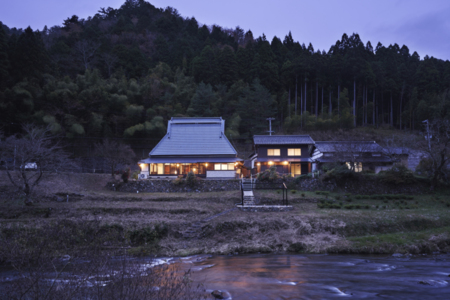 川沿いにひっそり佇む隠れ家的貸別荘です。