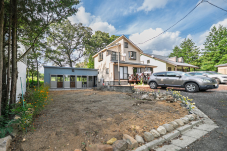 施設の外観&駐車スペースです♪3台駐車可