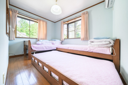 寝室Aシングル2台+引出式エキストラ1台