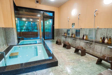 【大浴場】シャワー4つ。広々としたお風呂