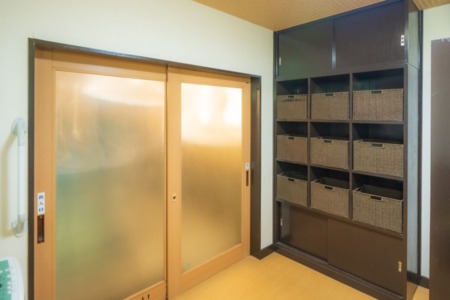 【大浴場】広々とした脱衣所です