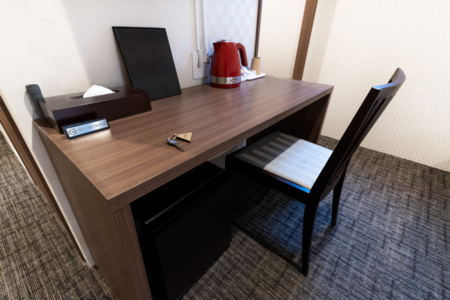 各お部屋に机あり
