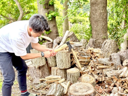 ご希望の方には薪割り体験も可