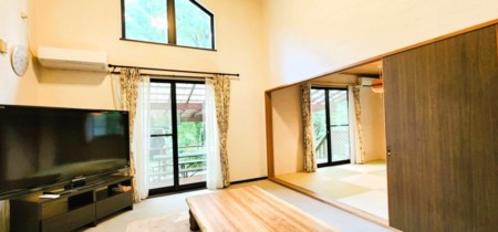 明るい室内の吹き抜けLDK