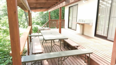 BBQに便利なシンク付き広々デッキ
