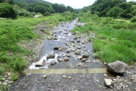 川遊びも楽しめるコテージ近くの余笹川