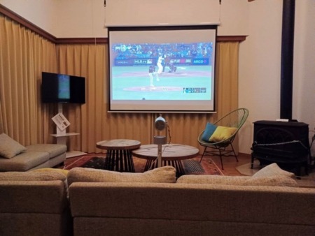 100型スクリーンで映画やスポーツ観戦！