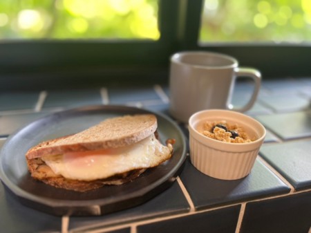 国産豚の自家燻製ベーコンの朝食