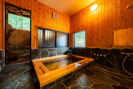 檜の香りで癒される内風呂