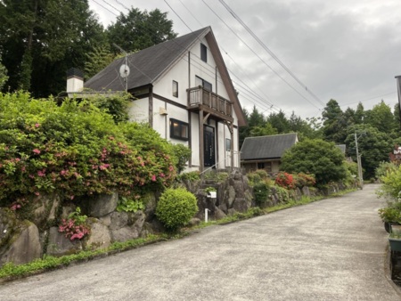 駐車は施設付近の路上になります