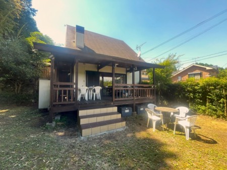 庭から見た大きな階段のあるテラス