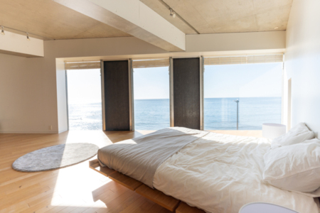 海が目の前に見えるベッドルーム