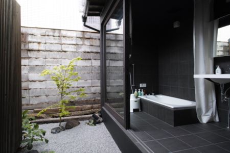 日本庭園を楽しみながらお風呂に入れます。