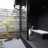 日本庭園を楽しみながらお風呂に入れます。