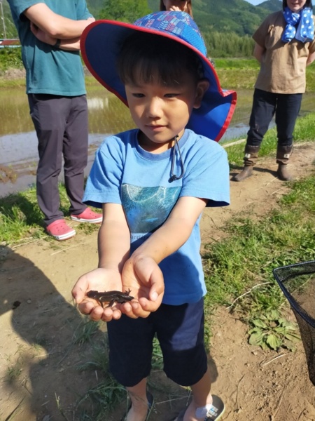 家の横にある小さな水場で遊ぶ子どもたち