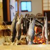 囲炉裏で魚の塩串焼き